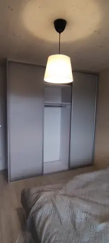 Vestavěná skříň na míru do ložnice, třídveřová se skleněnou výplní, šedá