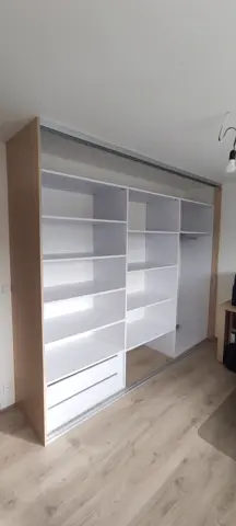 Vestavěná skříň na míru do ložnice ve světlém dekoru javor