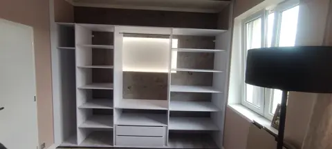 Vestavěná skříň na míru do ložnice s kombinovanou výplní dveří, bílá