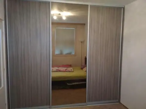 Vestavěná skříň na míru do ložnice, třídveřová s kombinovanou výplní dveří, šedá