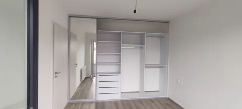 Vestavěná skříň na míru do ložnice s kombinovanou výplní dveří, bílá