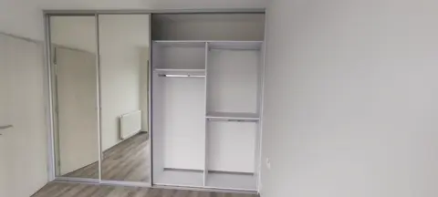 Vestavěná skříň na míru do ložnice s kombinovanou výplní dveří, bílá