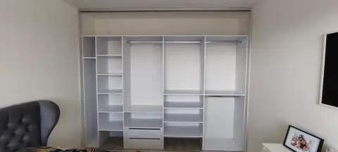 Vestavěná skříň na míru do ložnice, bílá