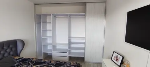 Vestavěná skříň na míru do ložnice s kombinovanou výplní dveří, šedá