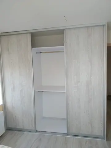 Vestavěná skříň na míru do ložnice, třídveřová s dveřmi v dekoru javor