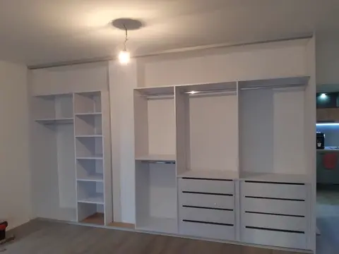 Vestavěná skříň na míru do obývacího pokoje, bílá