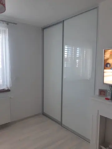 Vestavěná skříň na míru do obývacího pokoje, dvoudveřová se skleněnou výplní, bílá