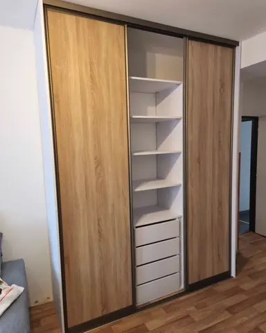 Vestavěná skříň na míru do obývacího pokoje, třídveřová s kombinovanou výplní dveří v dekoru dub