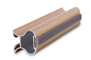 Řez zlatým zavřeným hliníkovým profilem