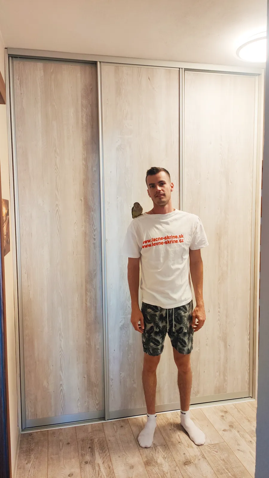 Třídveřová šatní skříň s posuvnými dveřmi v dekoru dub bílý