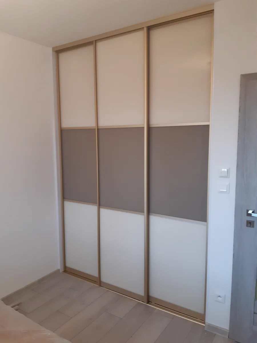 Vestavěná skříň s posuvnými dveřmi v kombinaci lacobelu krémová a taupe